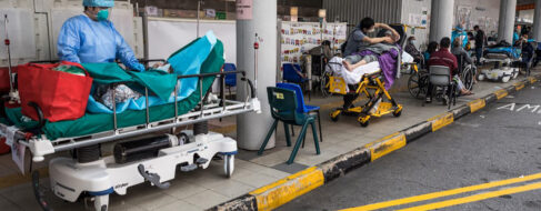 Hong Kong aborda la ola de covid más letal