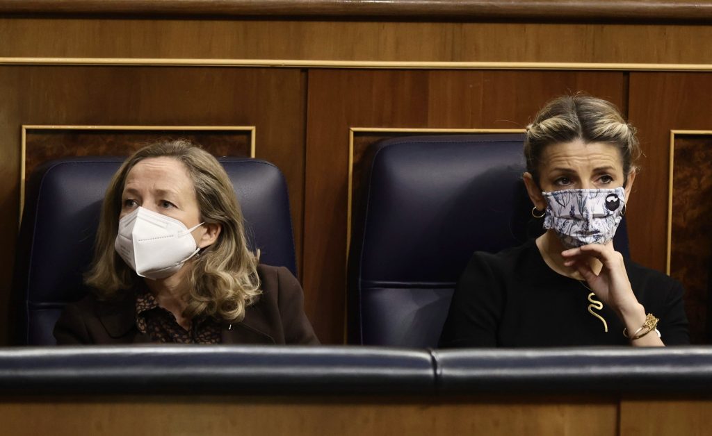 Nadia Calviño y Yolanda Díaz en el Congreso de los Diputados