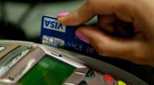 El pago con tarjeta se impone tras la pandemia: se incrementa un 29% en el último año