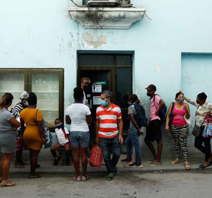 Cuba condena a cinco años de prisión a un joven por protestar con una pancarta