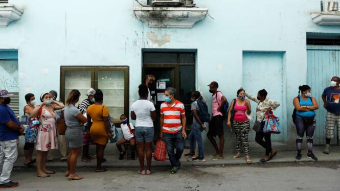 Cuba condena a cinco años de prisión a un joven por protestar con una pancarta