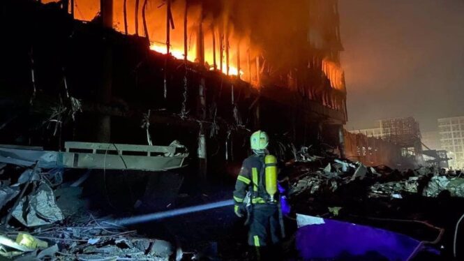 Cuatro muertos y un herido tras un bombardeo ruso a un centro comercial en Kiev