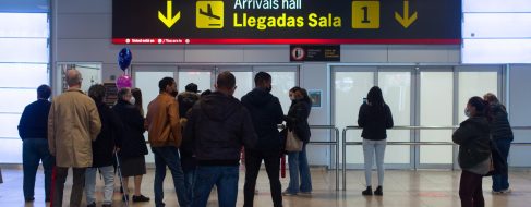 La odisea de los españoles que quieren salir de Rusia: a pie, en coche o en avión vía Turquía