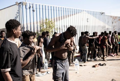 Cientos de inmigrantes saltan la valla de Melilla en una segunda madrugada de presión