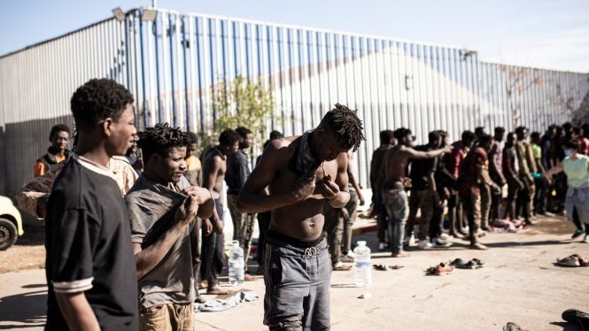 Cientos de inmigrantes saltan la valla de Melilla en una segunda madrugada de presión