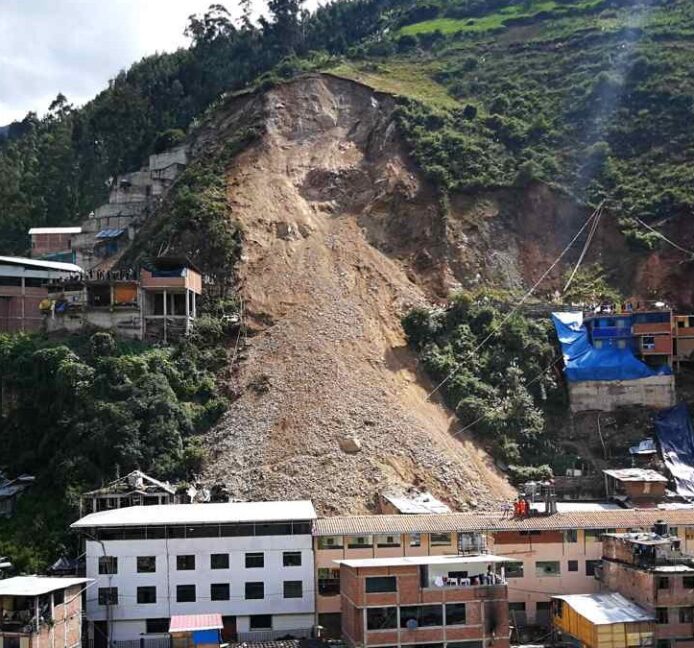 Siete desaparecidos y 60 casas sepultadas tras un deslizamiento de tierra en Perú