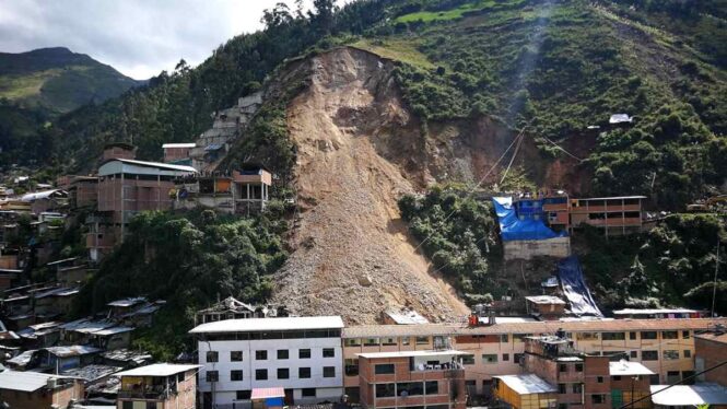 Siete desaparecidos y 60 casas sepultadas tras un deslizamiento de tierra en Perú