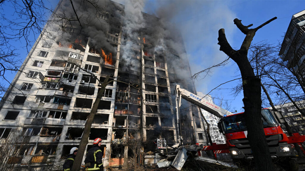 Los bomberos luchan contra el fuego en un edificio destruido por los bombardeos en Kiev
