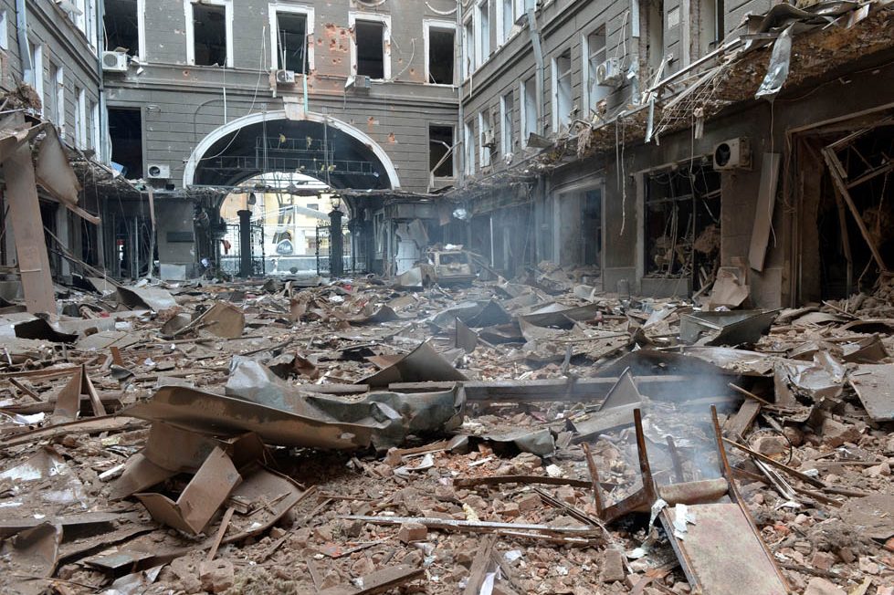 plaza jarkov destruida por bombardeos rusos