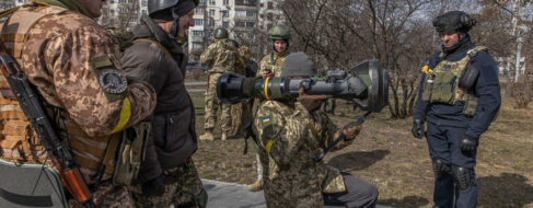 Albares confirma que España enviará más armas a Ucrania en los próximos días