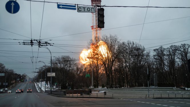 El Ejército ruso bombardea Kiev y destruye la torre de la televisión