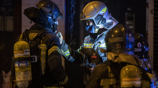 Un violento incendio quema una nave industrial en Montornès del Vallès (Barcelona)