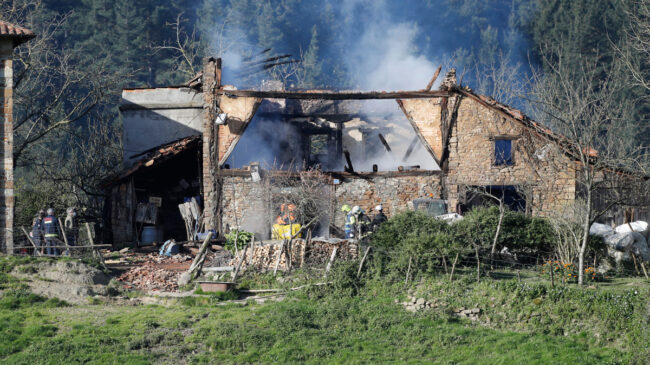 Fallecidas tres personas en el incendio de un caserío en Okondo (Álava)