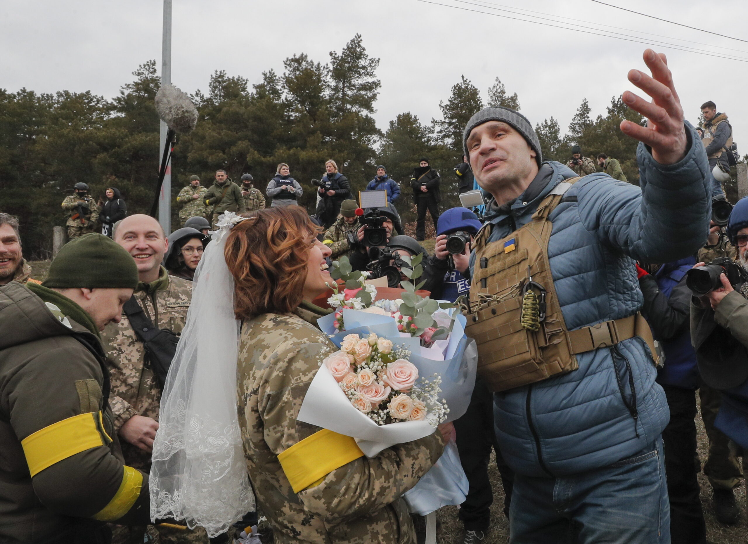 Un capellán celebra un servicio de bodas para militares Ucranianos