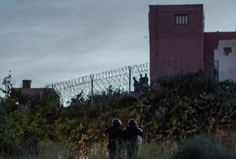 Tratan de entrar en Melilla 2.500 inmigrantes en el salto de la valla más numeroso en años