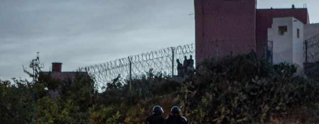 Tratan de entrar en Melilla 2.500 inmigrantes en el salto de la valla más numeroso en años
