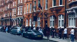 Decenas de españoles en Londres sin pasaporte por falta de citas en el consulado