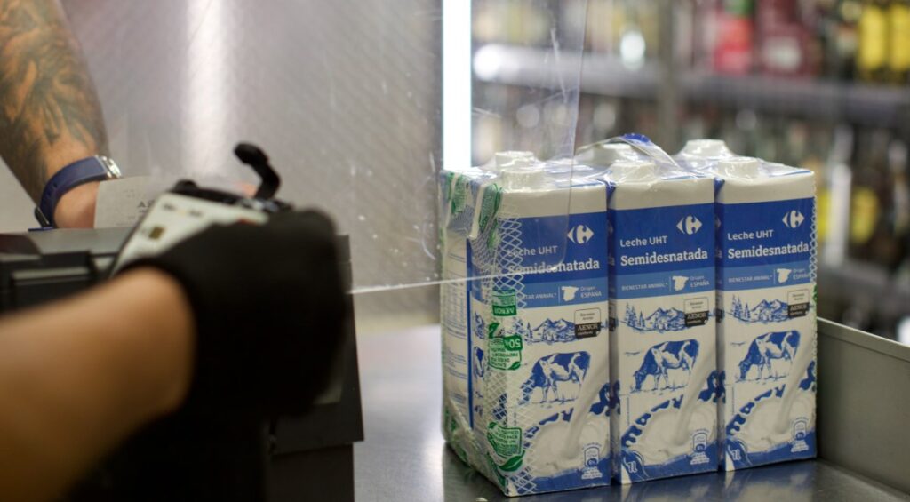 La leche es uno de los productos que más escasea en supermercados y su precio ha subido