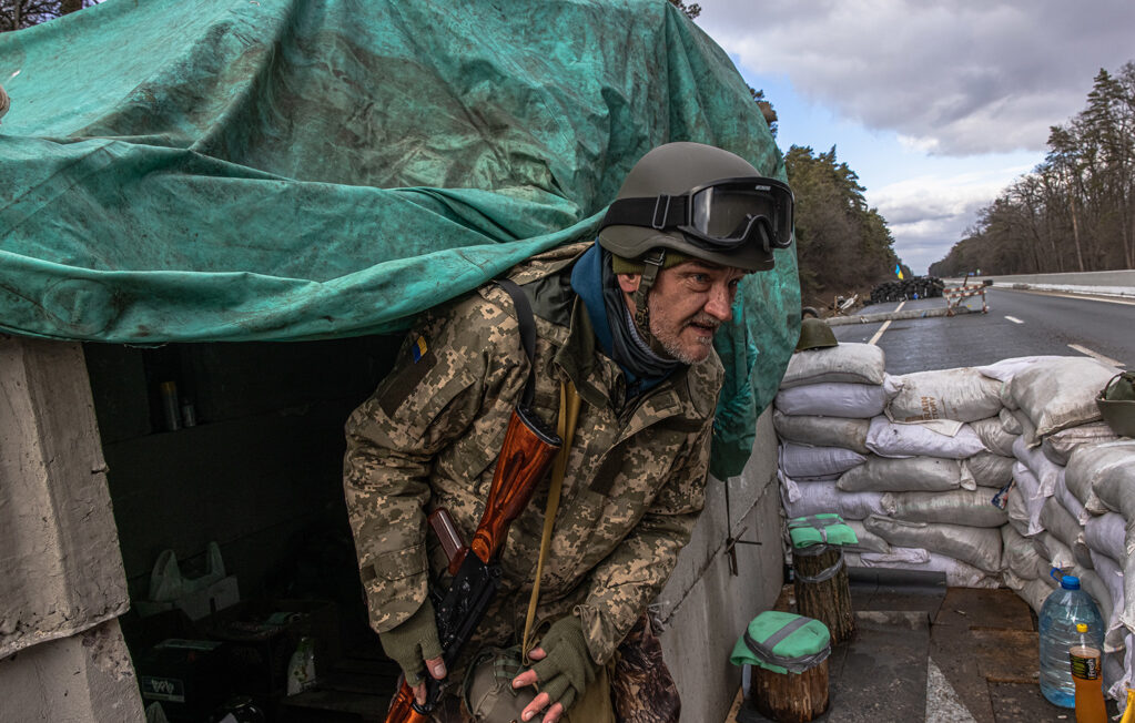 Un soldado ucraniano en un checkpoint cerca de Brovary en el frente este de Kiev