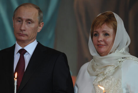 Las humillaciones que tuvo que soportar la mujer de Putin (y no es la única)