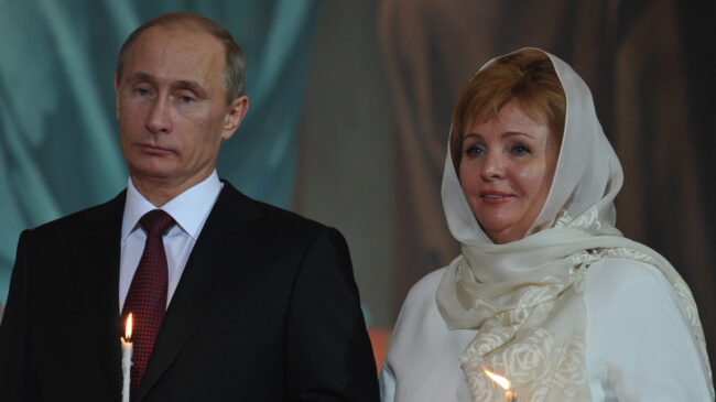 Las humillaciones que tuvo que soportar la mujer de Putin (y no es la única)