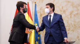 Abascal fuerza a Feijóo a hacerse la foto con Vox en Castilla y León
