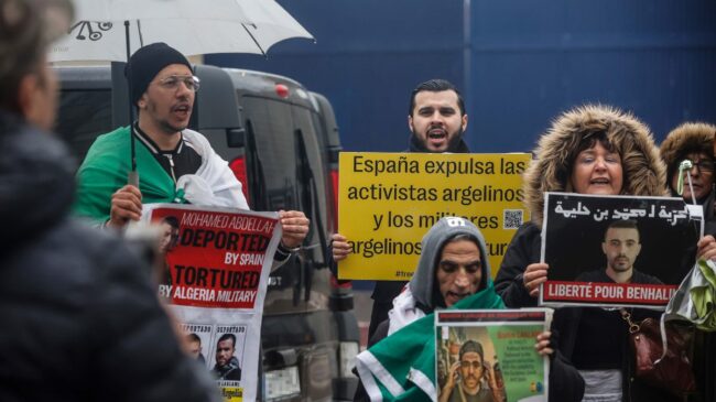 Un activista argelino deportado por España es condenado a muerte por un tribunal militar
