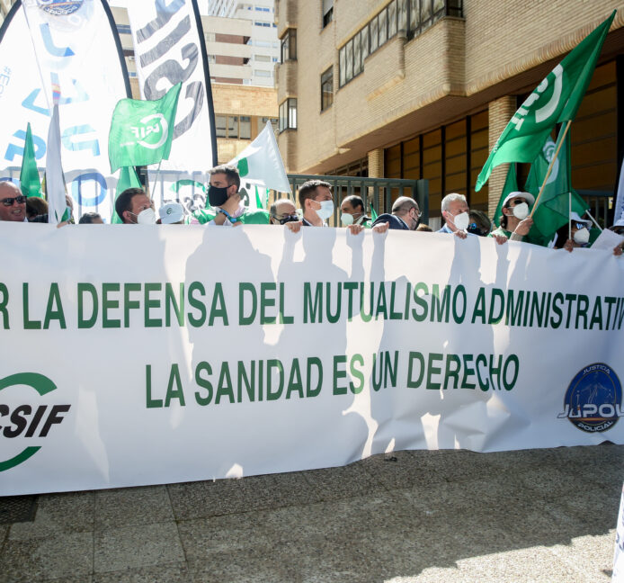 CSIF y JUPOL se concentran frente a MUFACE para protestar por los recortes sanitarios