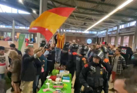 Decenas de independentistas boicotean el acto de Vox en Gerona por Sant Jordi