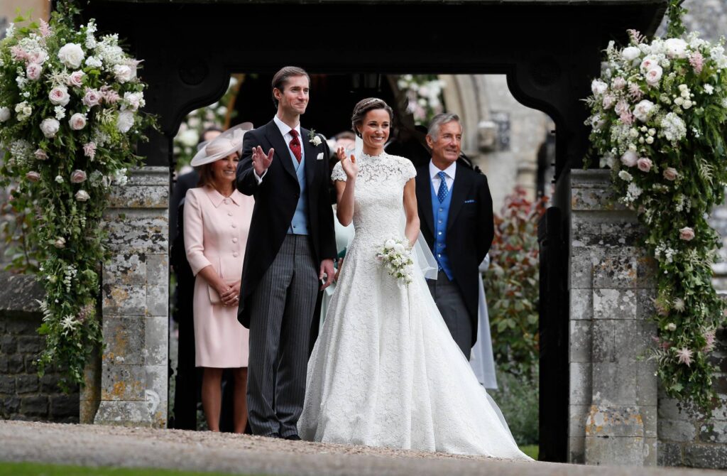 Pippa Middleton el día de su boda con James Matthews, flanqueada por su suegro. Gtres