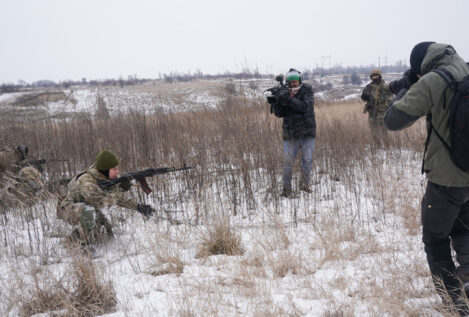 Un equipo de RNE sale ileso tras ser alcanzado por un proyectil ruso de artillería en Ucrania