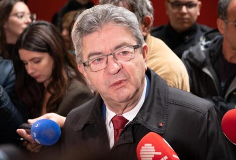 Socialistas y extrema izquierda negocian una alianza para las legislativas francesas