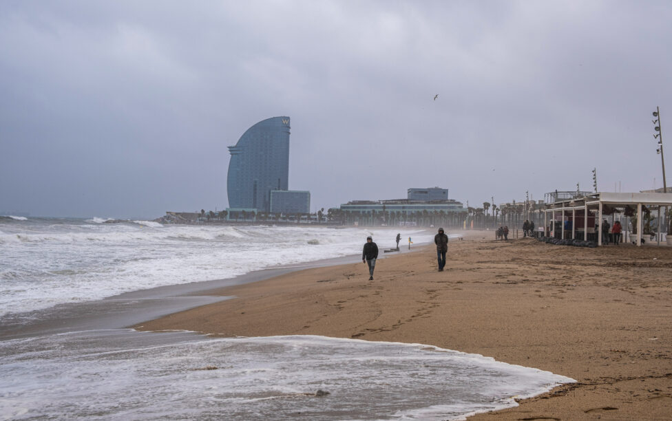 Barcelona prohibirá fumar en todas sus playas a partir de julio
