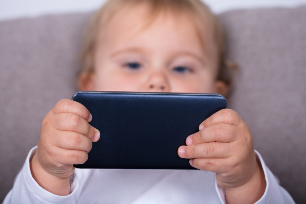 Los niños 'nacen' ya con un móvil en la mano