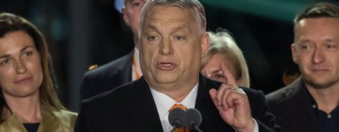 Orbán vuelve a ganar las elecciones de Hungría y califica como «adversario» al presidente de Ucrania