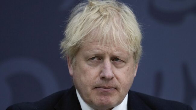 Boris Johnson insiste en que no violó las restricciones por la covid-19 en 2020