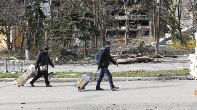 Ucrania denuncia la situación de civiles en Azovstal en Mariúpol y nuevas operaciones ofensivas en Járkov