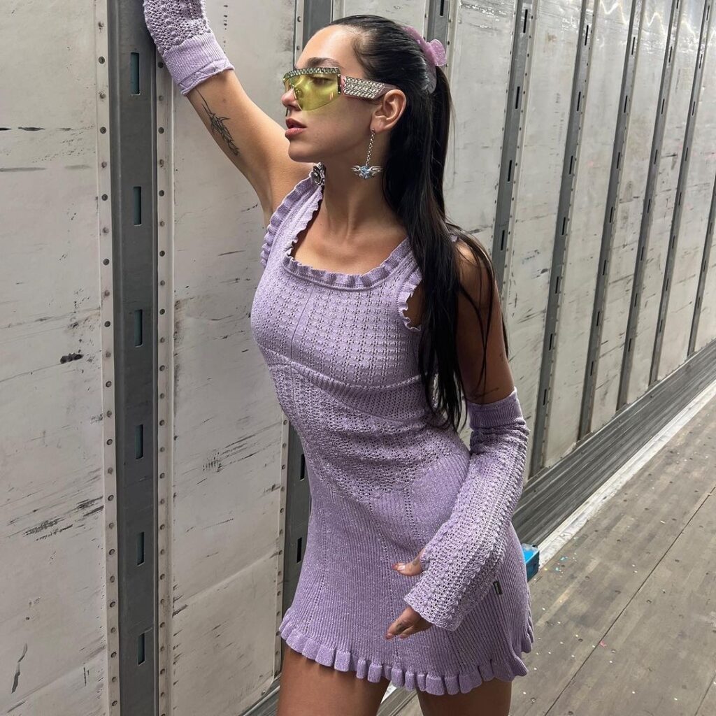 La cantante Dua Lipa con conjunto de croché (fuente: Instagram)