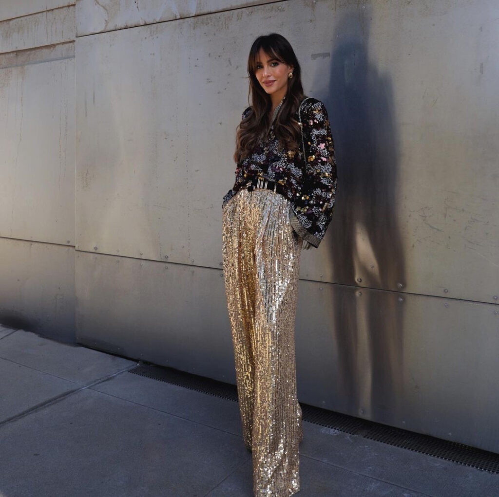 La influencer Rocío Osorno con look de tejidos brillantes (fuente: Instagram)