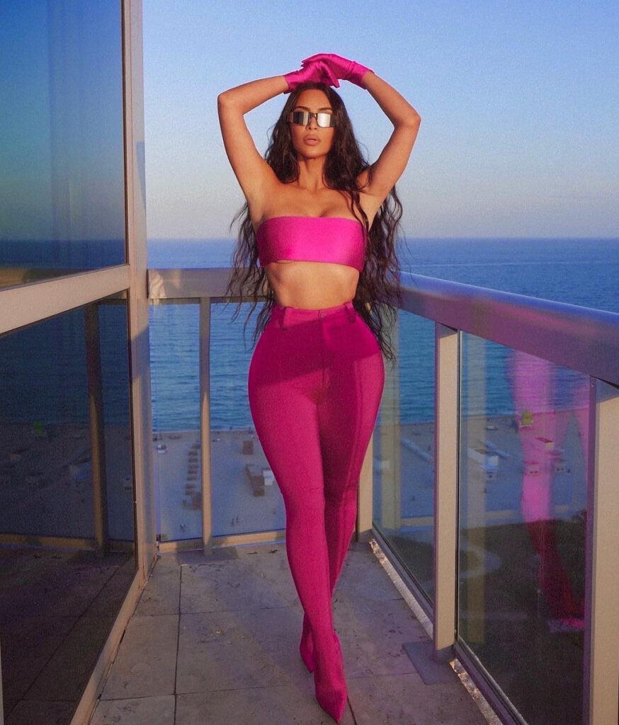 Kim Kardashian con look rosa satinado (fuente: Instagram)