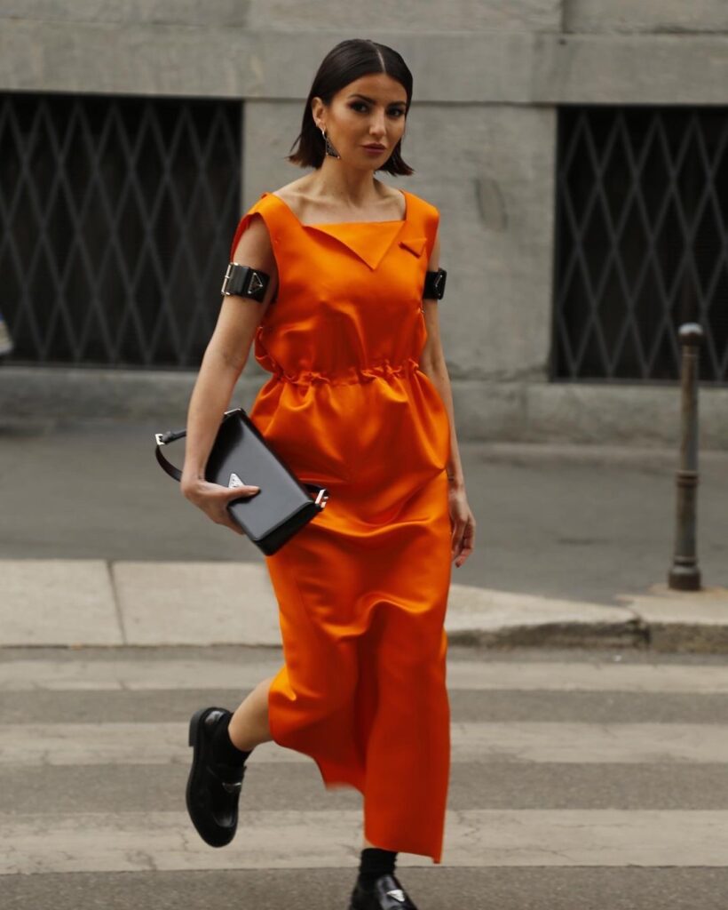 La influencer Alexandra Pereira con vestido naranja (fuente: Instagram)