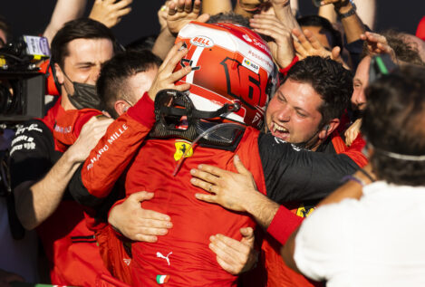 El mundial de Fórmula 1 adquiere color rojo, pero el destino pone zancadillas a Sainz y Alonso