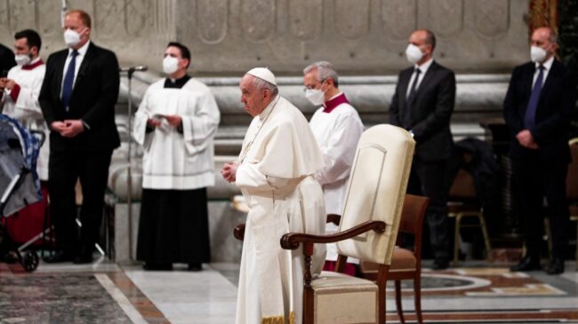 El Papa renuncia a oficiar la Vigilia Pascual por sus problemas de rodilla