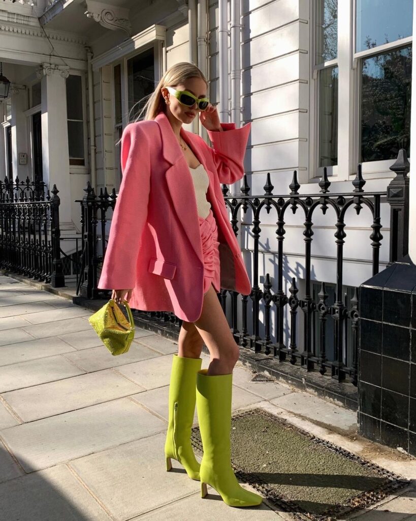 La influencer Leonie Hanne con botas flúor (fuente: Instagram)