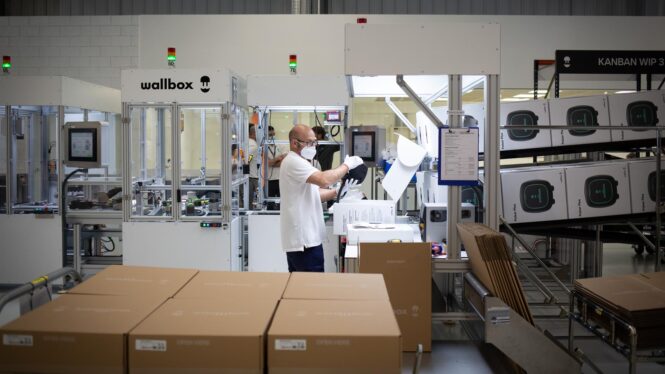 Wallbox inaugura una fábrica en Barcelona que podrá producir 750.000 cargadores este año