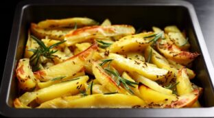 Cómo hacer patatas gajo con romero al horno: receta e ingredientes