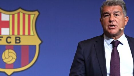 Laporta invita a Puigdemont al partido del Barça en Frankfurt en medio del juicio sobre su entrega