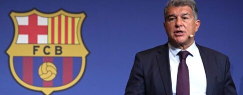 Laporta invita a Puigdemont al partido del Barça en Frankfurt en medio del juicio sobre su entrega