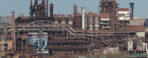 Ucrania propone a Rusia reunirse en la metalúrgica Azovstal para negociar un alto el fuego