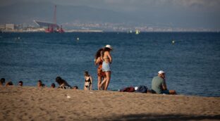 Barcelona prohibirá fumar en todas sus playas